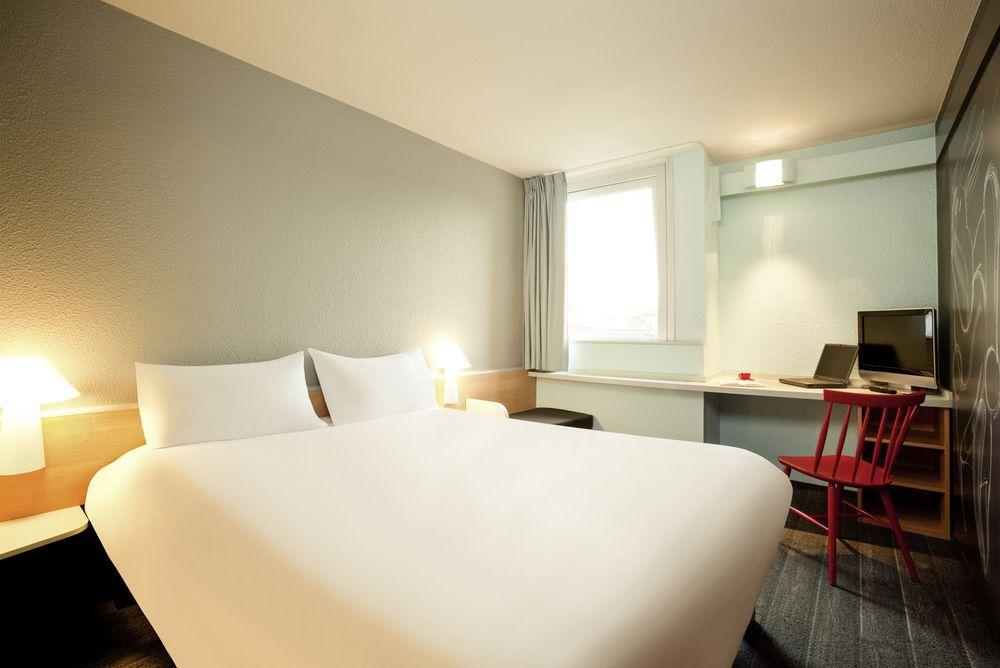 Отель Ibis Paris Женвилье Экстерьер фото
