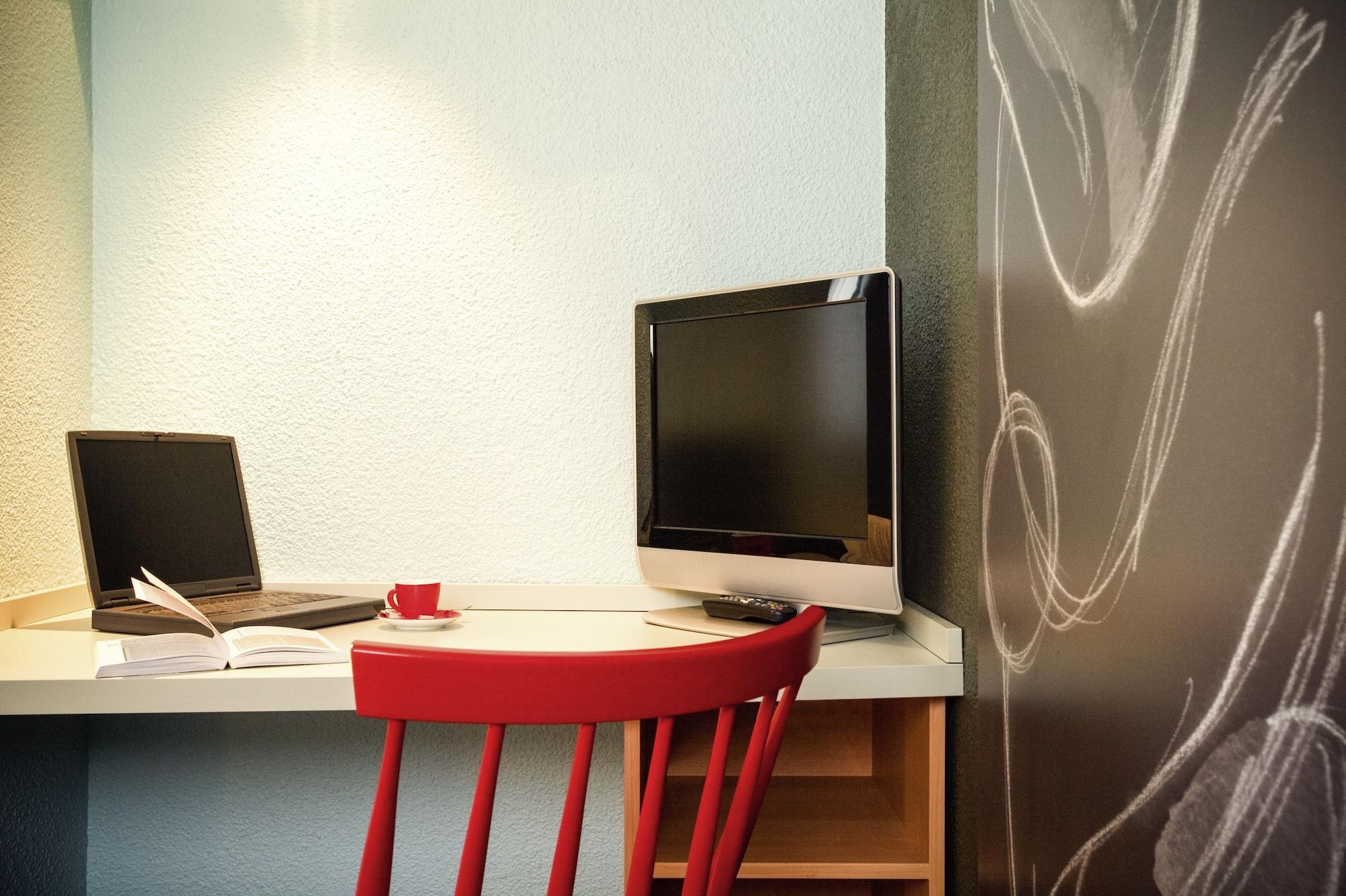 Отель Ibis Paris Женвилье Экстерьер фото