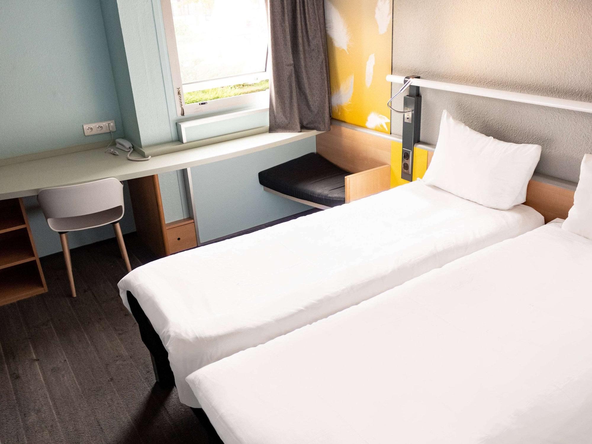 Отель Ibis Paris Женвилье Экстерьер фото