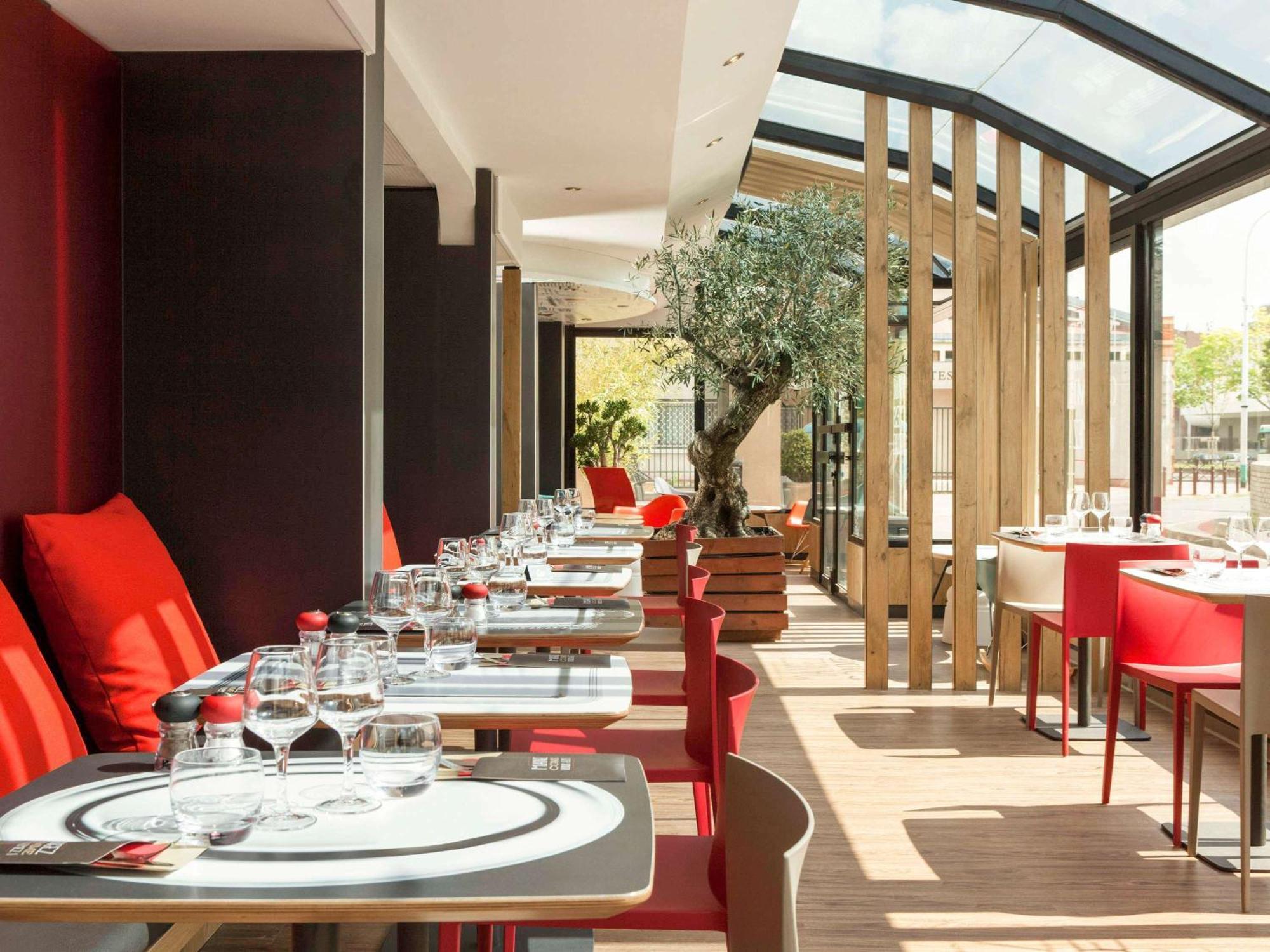 Отель Ibis Paris Женвилье Экстерьер фото
