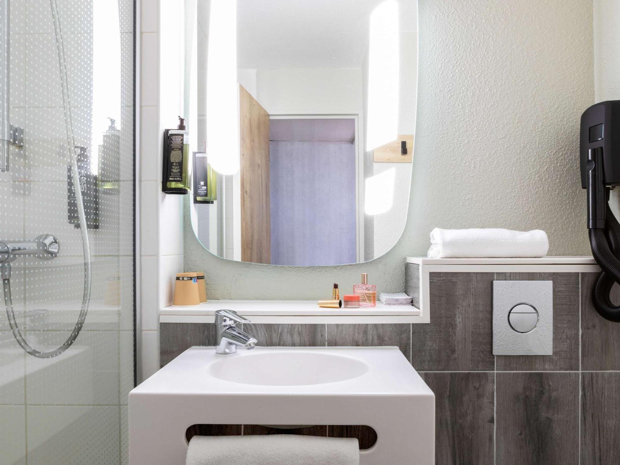Отель Ibis Paris Женвилье Экстерьер фото